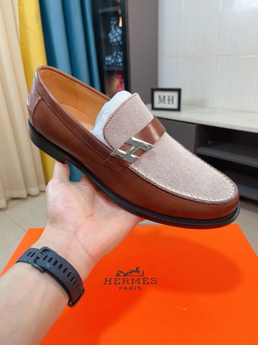 Hermès Textured Contrast-Trim Loafers